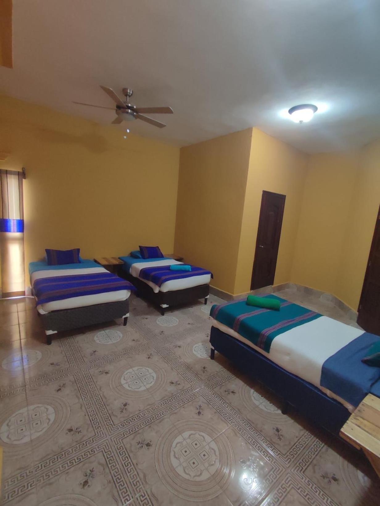 Хостел La Casa Colorada San Benito Екстер'єр фото