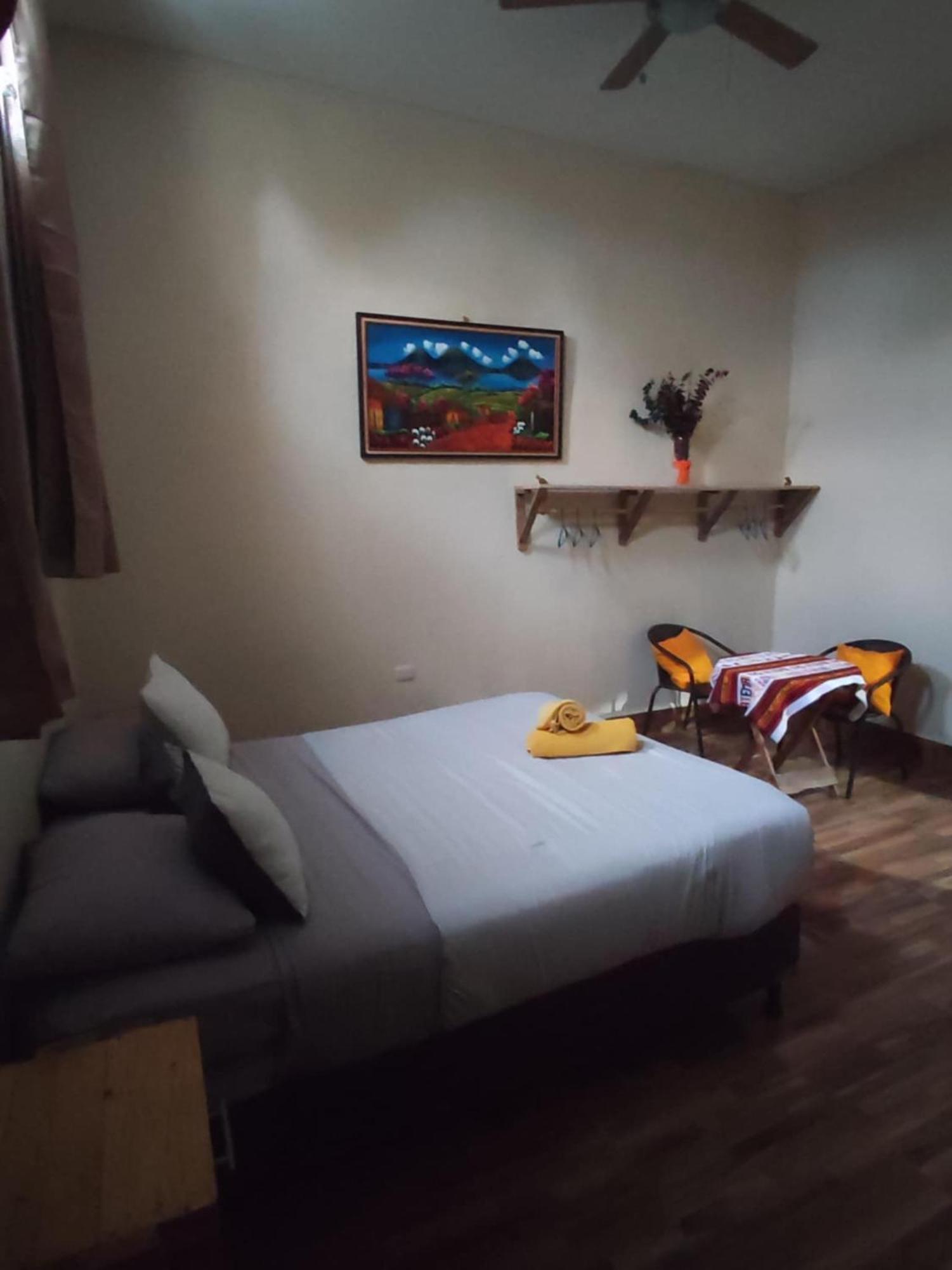 Хостел La Casa Colorada San Benito Екстер'єр фото